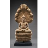 Buddha Muchalinda. Auf dem Schlangenthron sitzender Buddha in Dhyana Asana und Mudra. 7-köpfige Nag