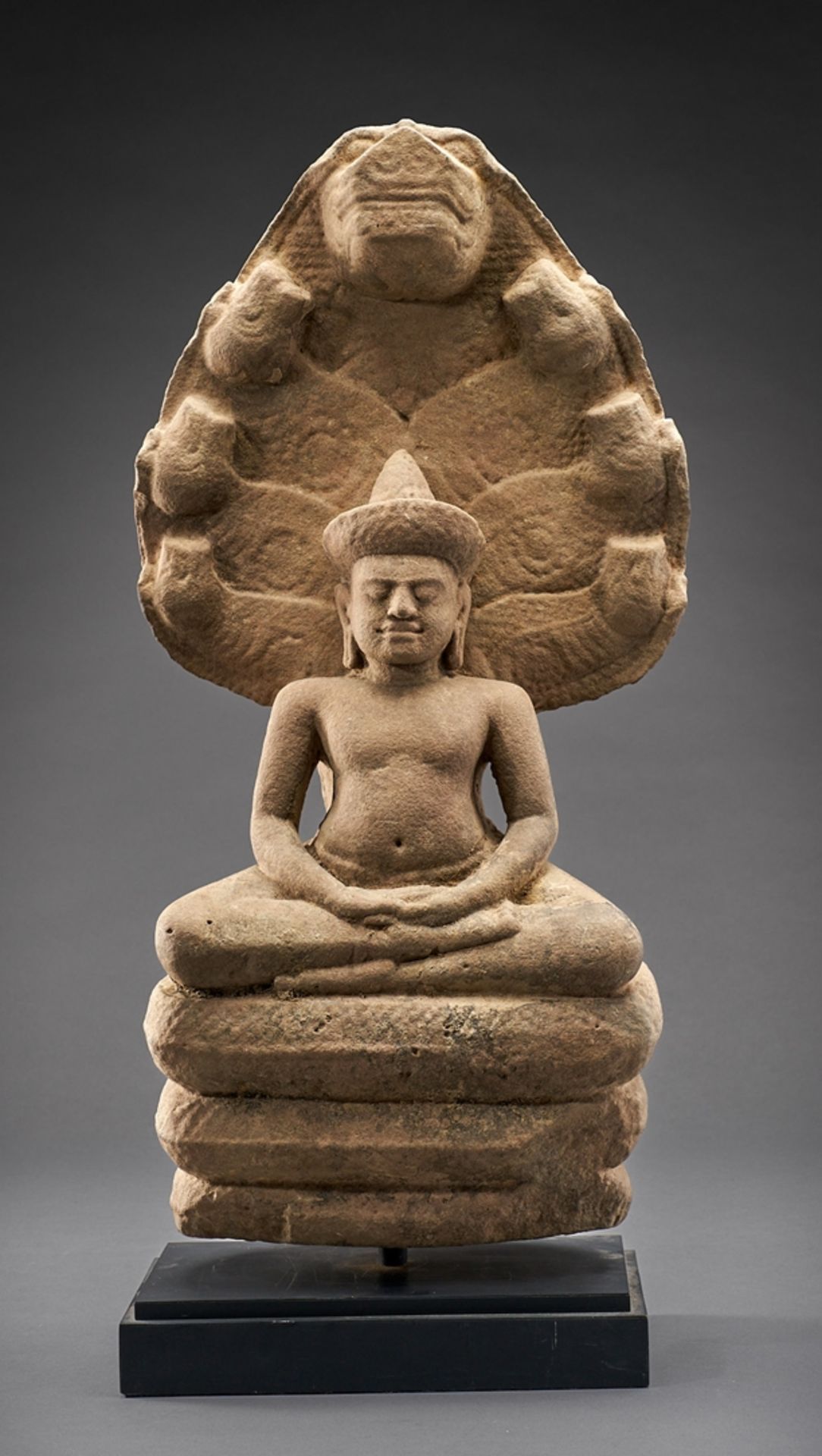 Buddha Muchalinda. Auf dem Schlangenthron sitzender Buddha in Dhyana Asana und Mudra. 7-köpfige Nag