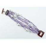 Amethyst/Perlarmband.  Zehnreihig. Facettierte Amethyste und Tropfen sowie Barockperlen. L 17cm. Be