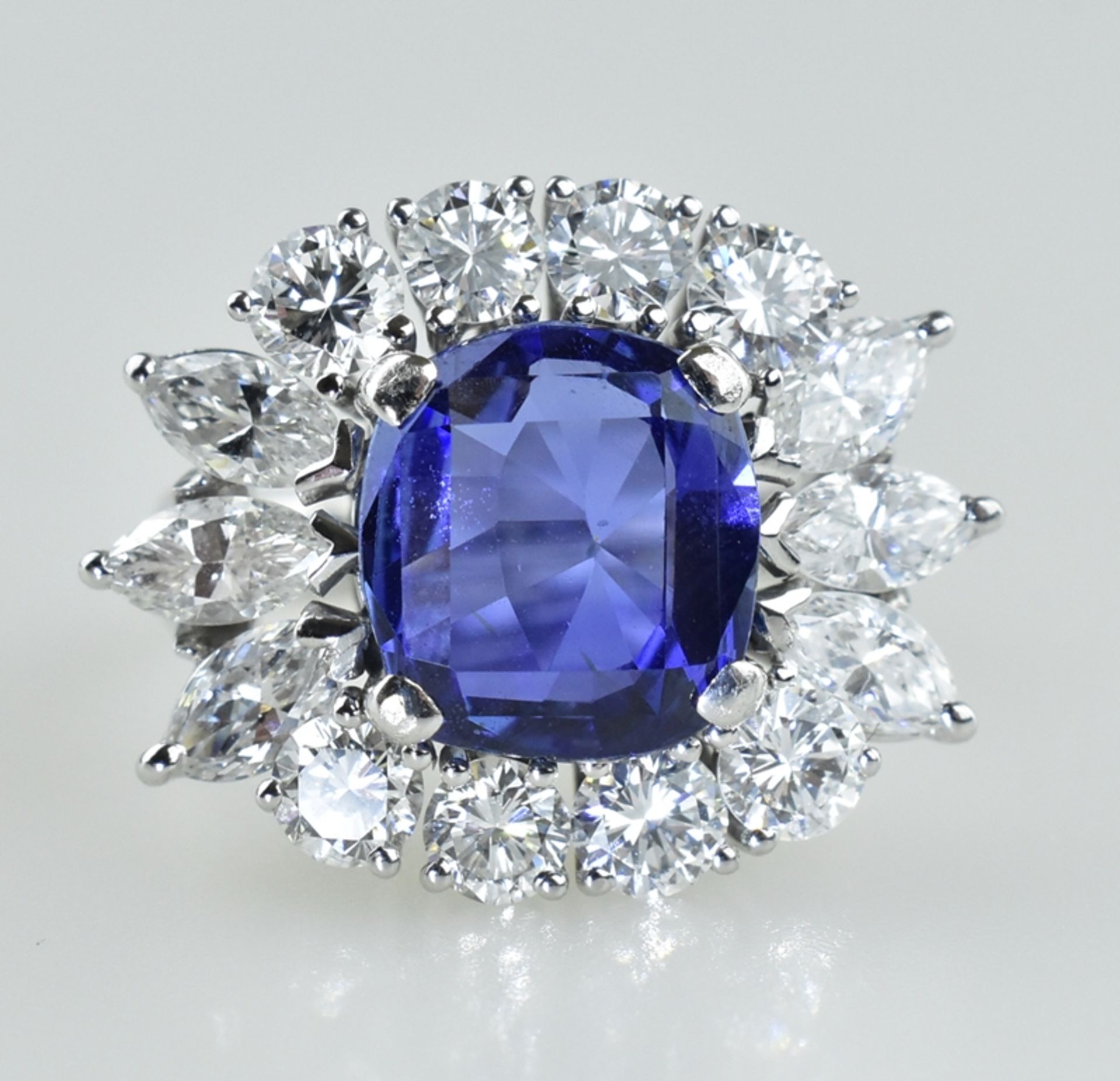 Außergewöhnlicher Ring mit Burma Saphir. Saphir von 5,94 ct. in leuchtendem Blau. Kissenschliff. Ed - Image 3 of 3