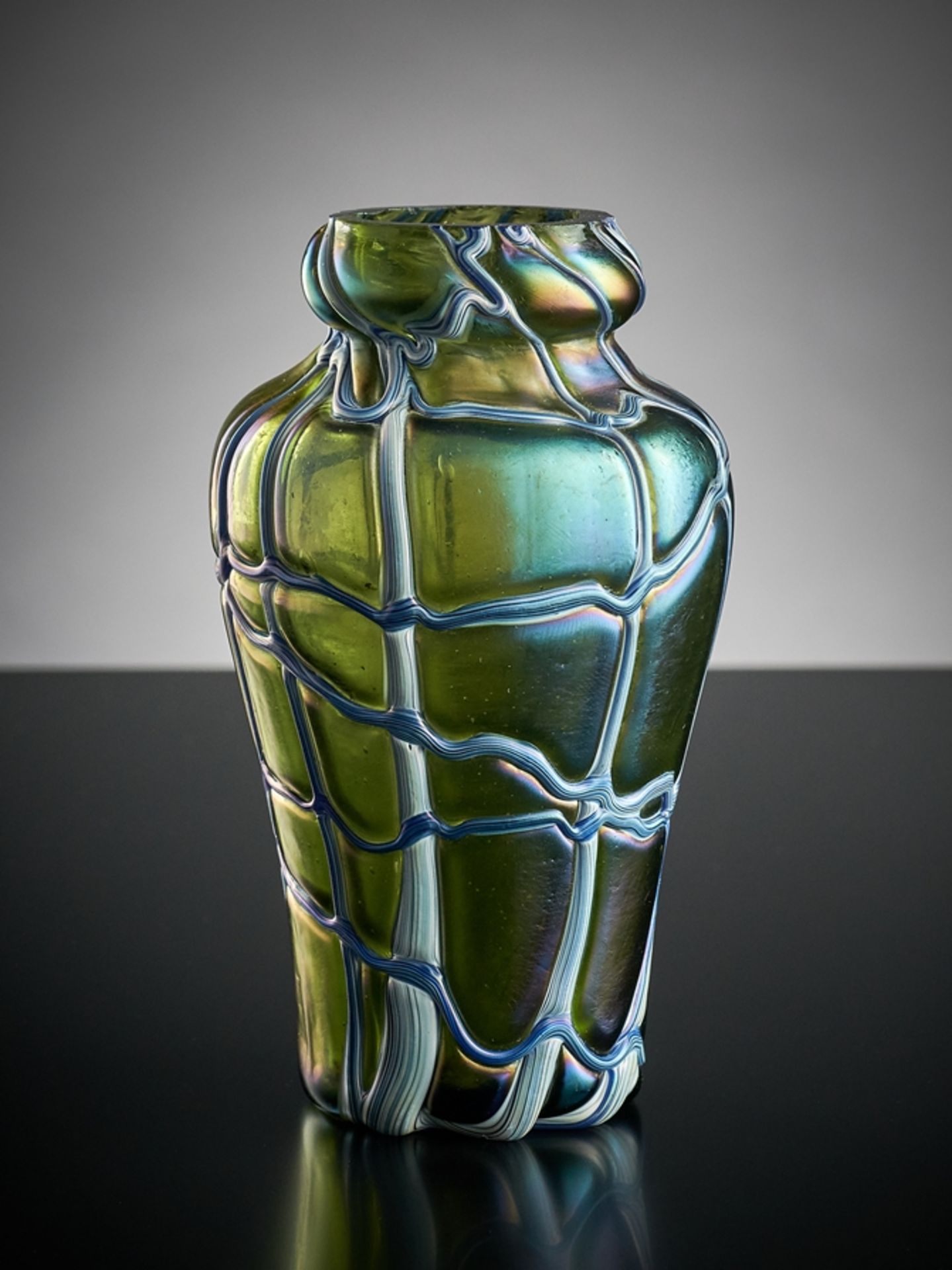 Kleine Vase. Grünes Glas mit netzartiger Fadenauflage. Pallme-König, Kosten, um 1900. H 13 cm