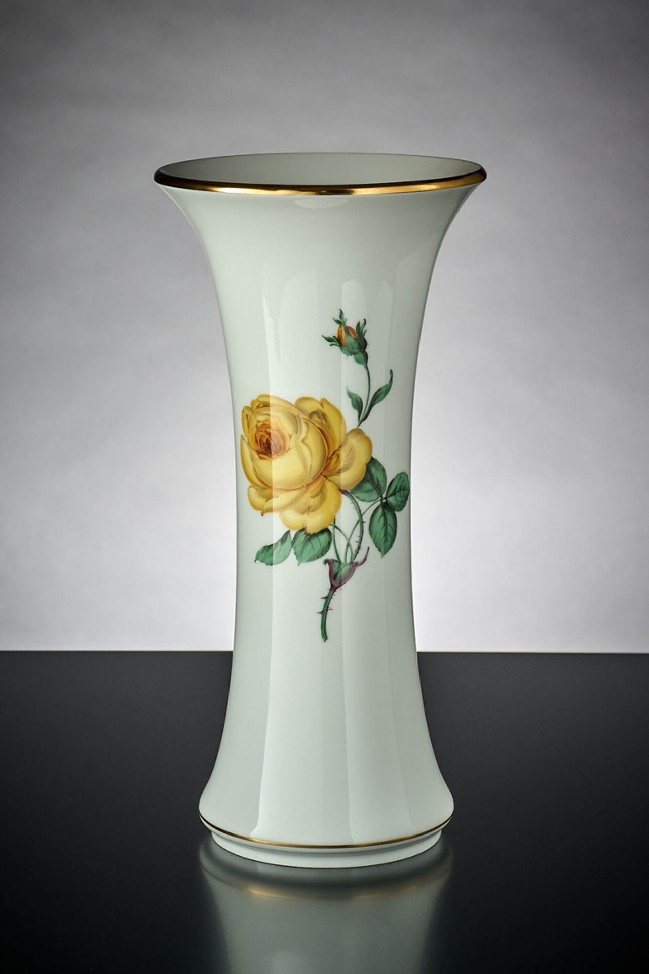 Vase.  Tailliert. Gelbe Rose. Blaue Schwertermarke Meissen. H 25 cm