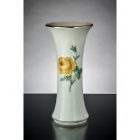 Vase. Tailliert. Gelbe Rose. Blaue Schwertermarke Meissen. H 25 cm