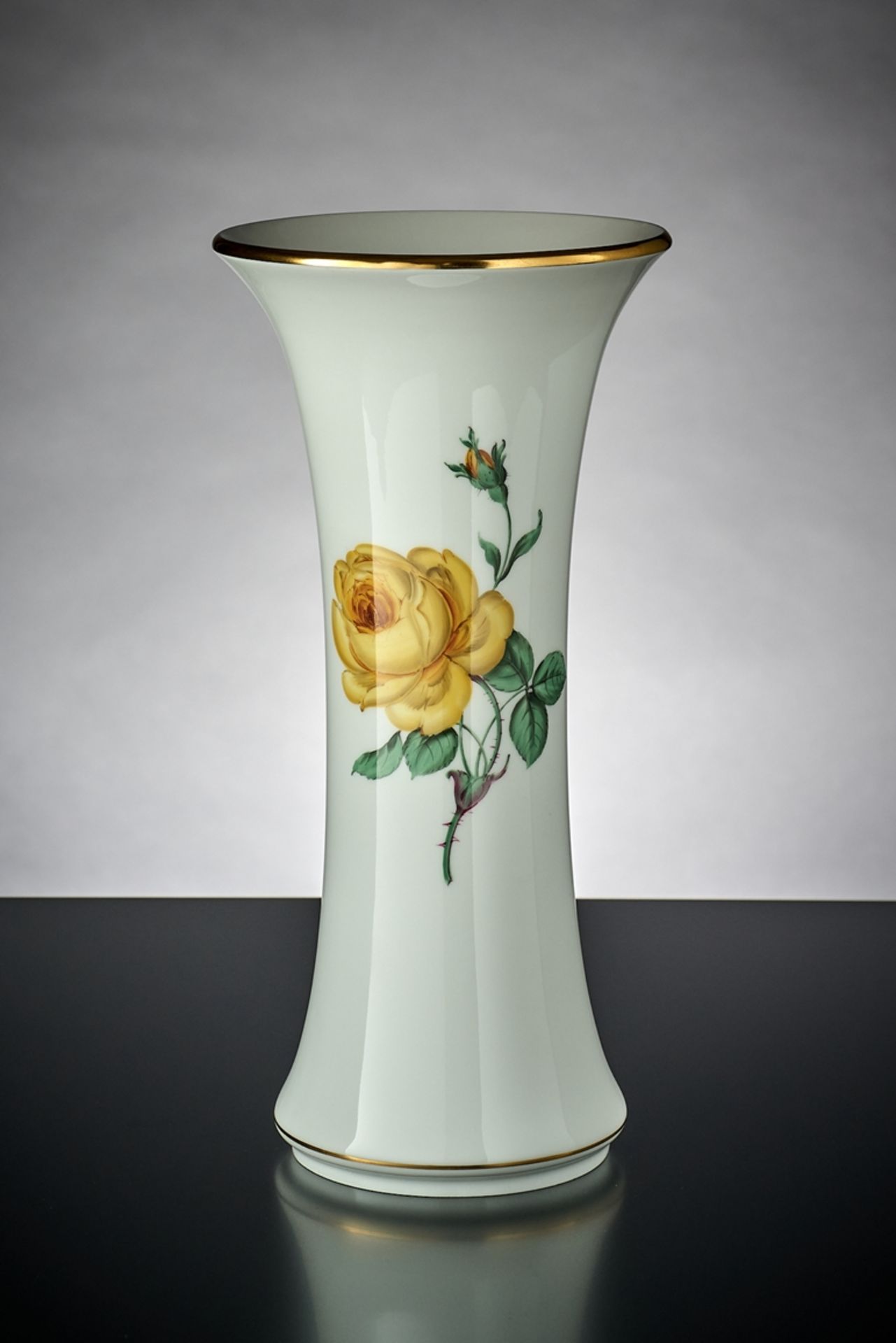 Vase. Tailliert. Gelbe Rose. Blaue Schwertermarke Meissen. H 25 cm