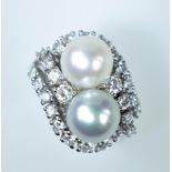 Perl-Brillantring. Zwei Zuchtperlen in weiß und grau. Brillanten zus. ca. 0,70 ct. Weiß (wesselton)