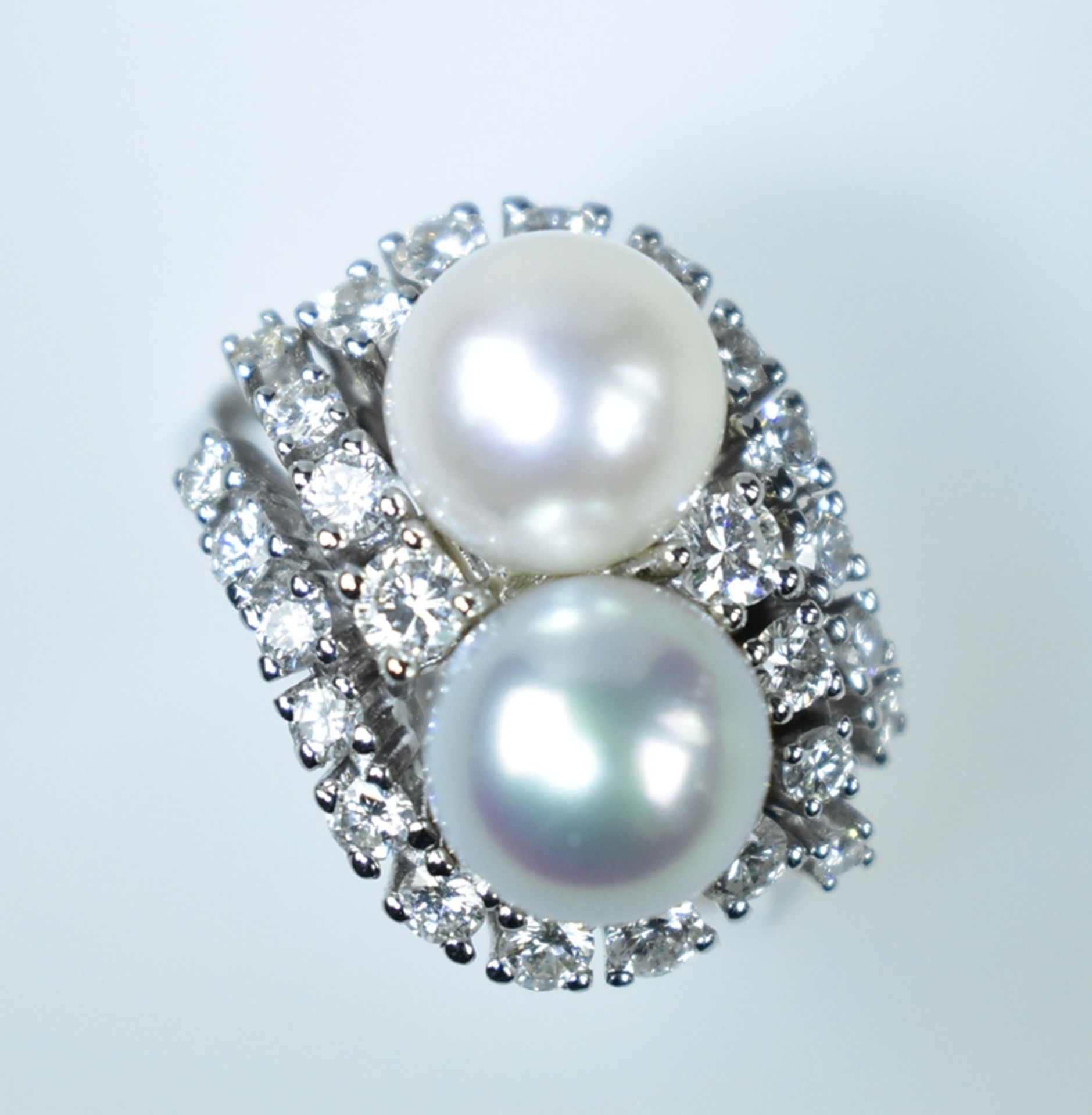 Perl-Brillantring. Zwei Zuchtperlen in weiß und grau. Brillanten zus. ca. 0,70 ct. Weiß (wesselton)