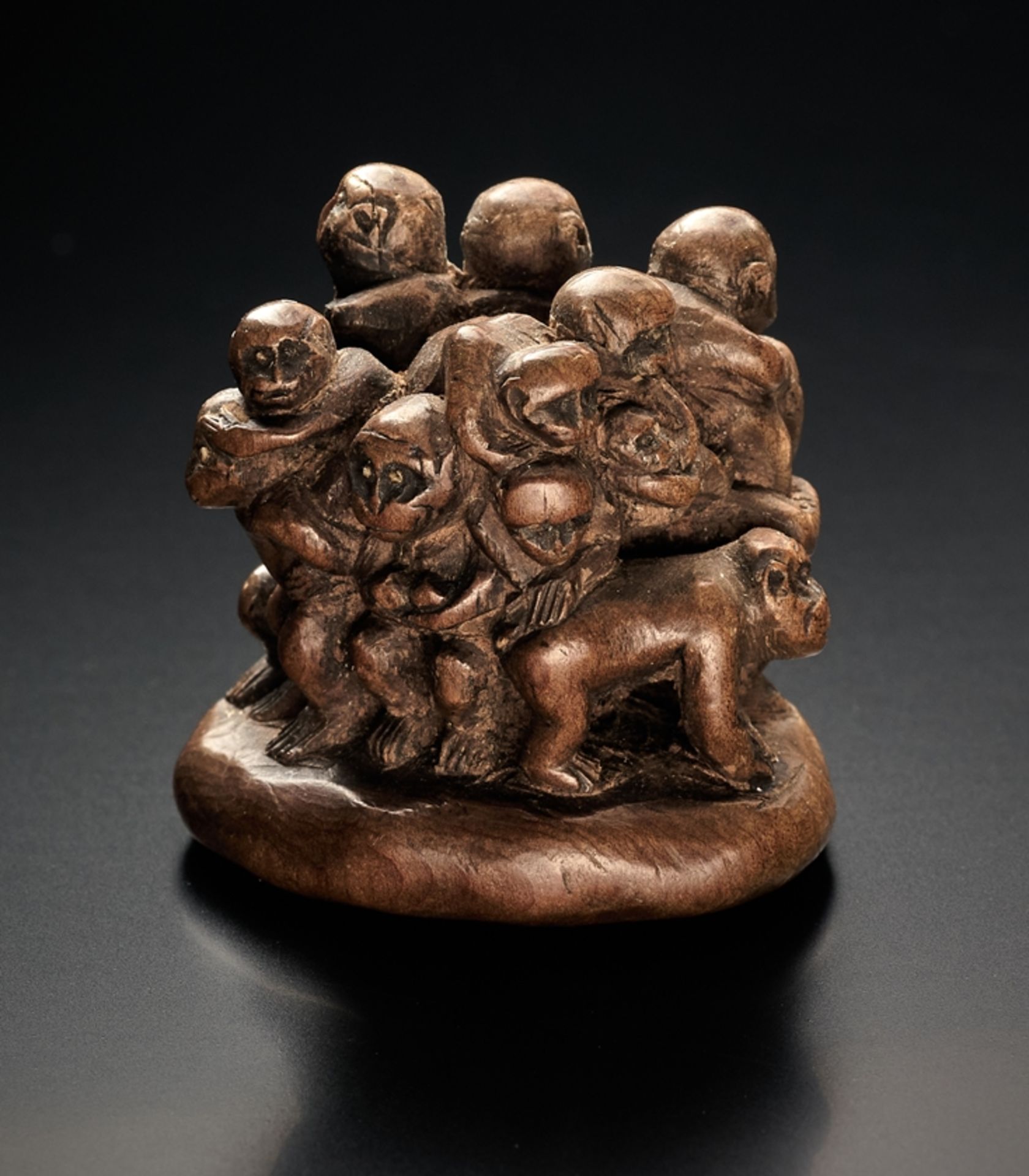 Netsuke. Affenrudel. Sign. Naga Mitsu. Holz. Kl. Fehlstellen. 1. H. 19. Jh. H 3,2 cm. Ehemals Samml