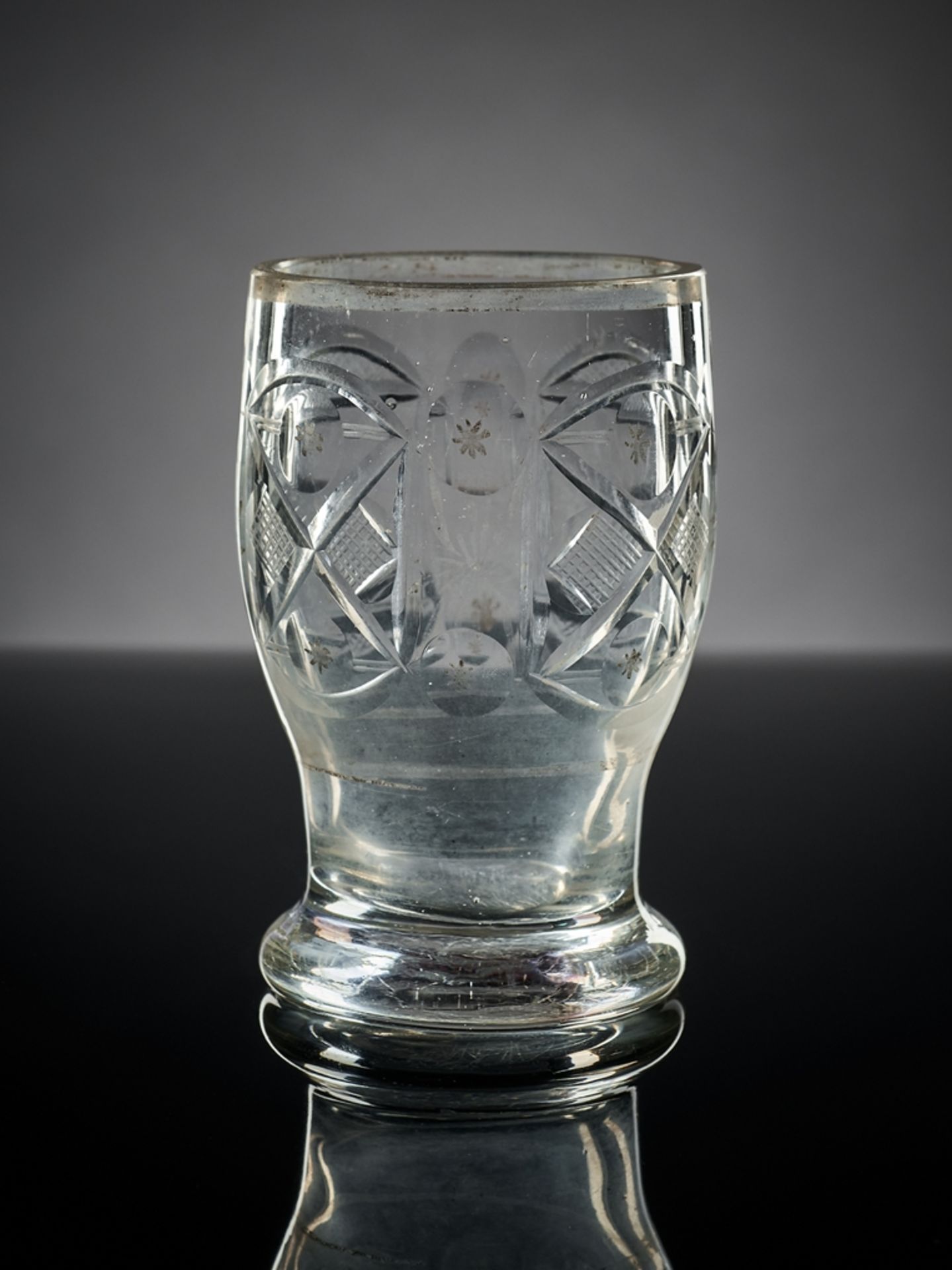Schliffglas. Gebaucht. Böhmen, um 1840. H 11,5 cm