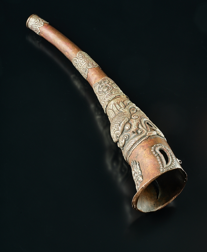 Tempeltrompete mit Drache. Kupfer mit (Silber?) Beschlag. Tibet/Nepal. L 38 cm