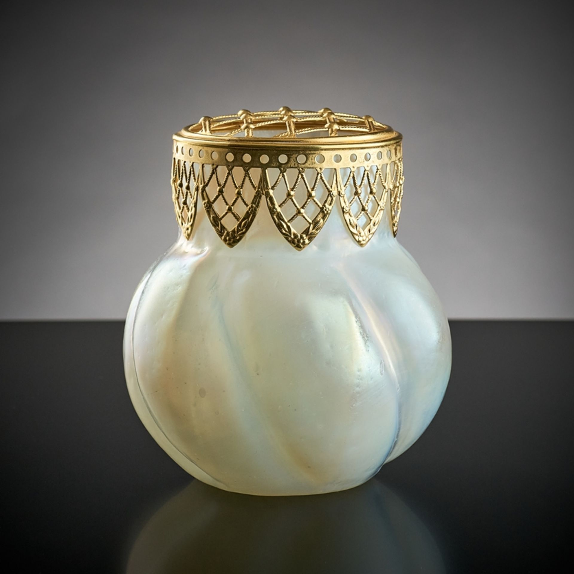 Kürbisförmige Vase mit Steckgitter.  Opalin mit perlmuttfarbener Pulverisierung. Joh. Kralik, Eleon