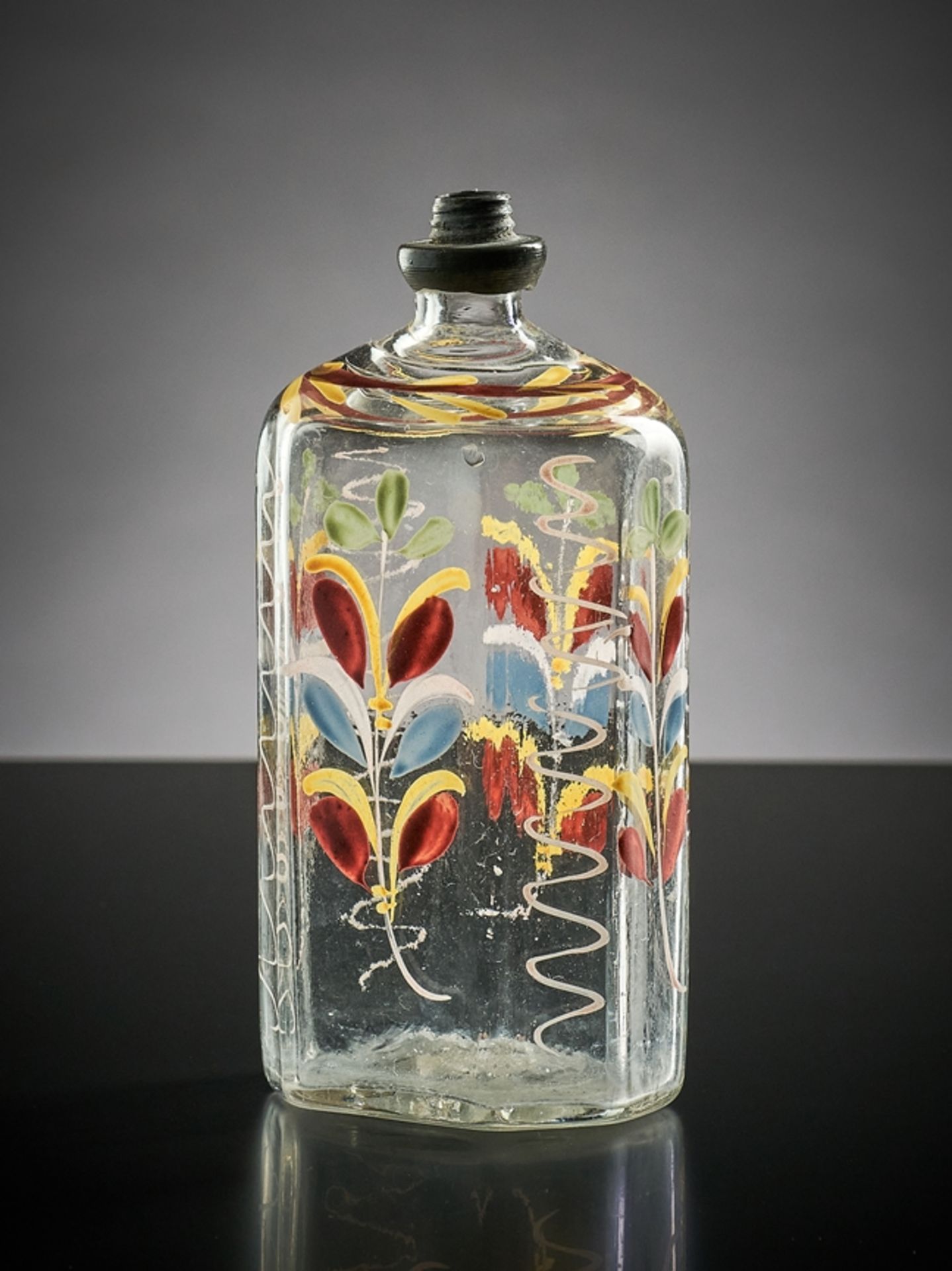 Schnapsflasche. Oktagonaler Korpus. Emaille-Bemalung. Zinnrand. Oberösterreich, Ende. 18. Jh. H 14