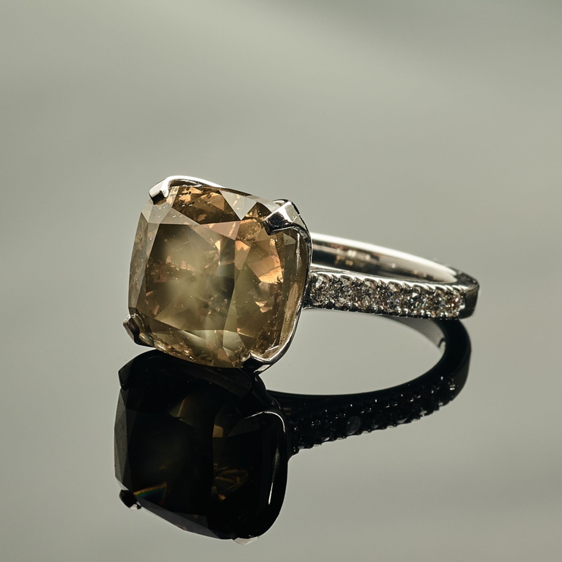 Ring mit braunem Brilliant von 10,04 ct.  Fancy deep braun greenish yellow. Si. Mit Brillanten von 