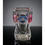 Souvenirglas. 'Andenken an Ischl'. Farbloses, geschliffenes Glas mit sechs blau und rosa lasierten