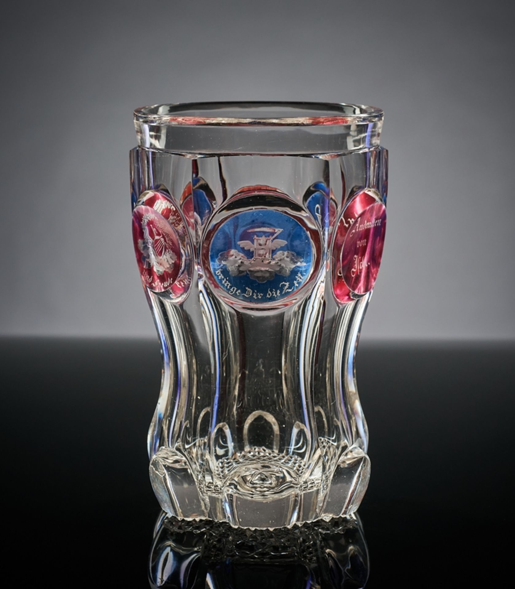 Souvenirglas.  'Andenken an Ischl'. Farbloses, geschliffenes Glas mit sechs blau und rosa lasierten