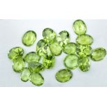 Zwanzig Peridots. Oval facettiert. 23,9 ct