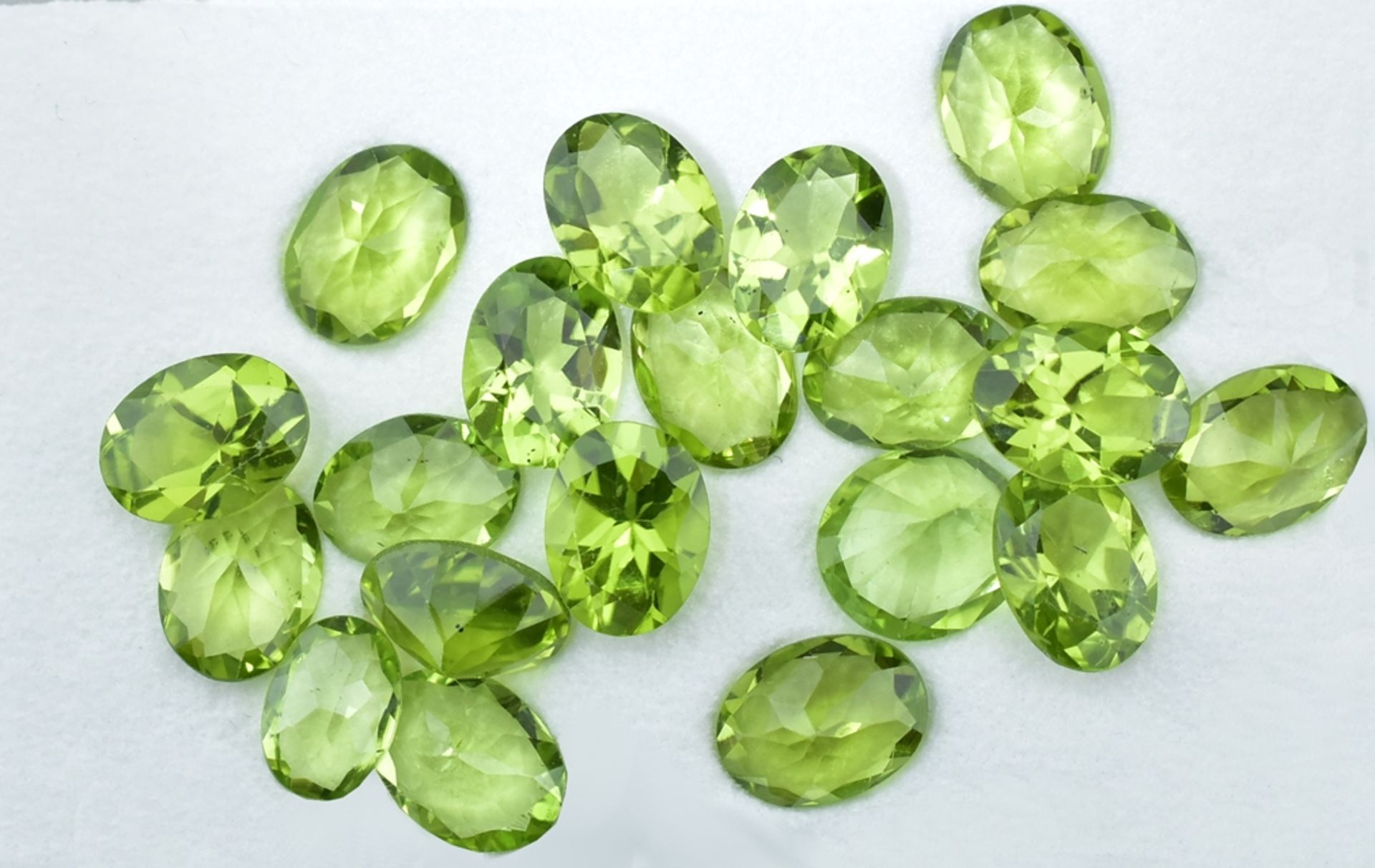 Zwanzig Peridots. Oval facettiert. 23,9 ct