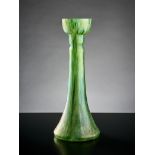 Schlanke Vase.  Unterfangen. Streifig ausgezogene, grüne Aufschmelzungen. Böhmen, um 1900. H 34 cm