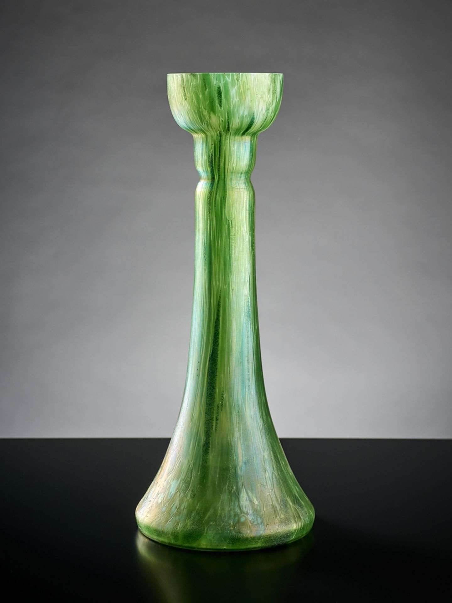 Schlanke Vase. Unterfangen. Streifig ausgezogene, grüne Aufschmelzungen. Böhmen, um 1900. H 34 cm