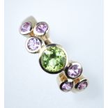 Peridot-Saphirring.  Peridot und rosa Saphire zus. 1,25 ct., 14 ct. RG