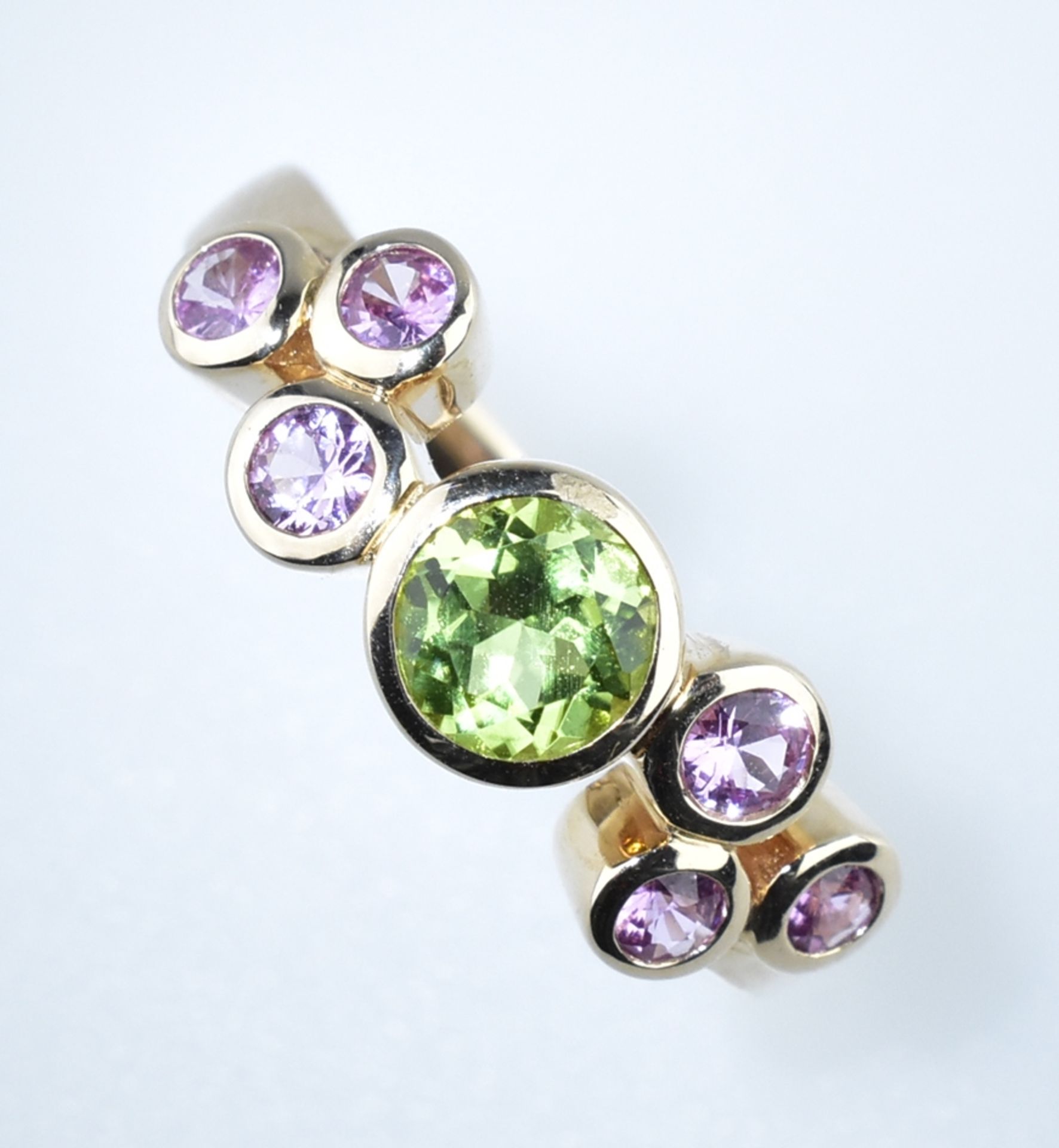 Peridot-Saphirring. Peridot und rosa Saphire zus. 1,25 ct., 14 ct. RG