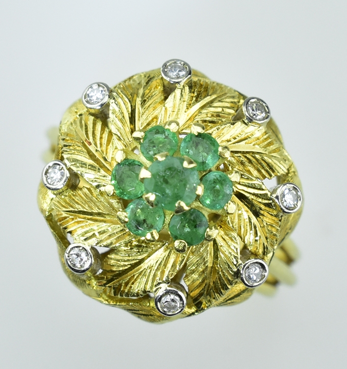 Turbanring mit kleinen Diamanten und Smaragden. 18 ct. GG. 8 g