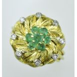 Turbanring mit kleinen Diamanten und Smaragden. 18 ct. GG. 8 g