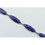 Lapislazuli-Armband.  Sechs länglich geschliffene Steine in 9 ct. GG-Fassung. L 20 cm