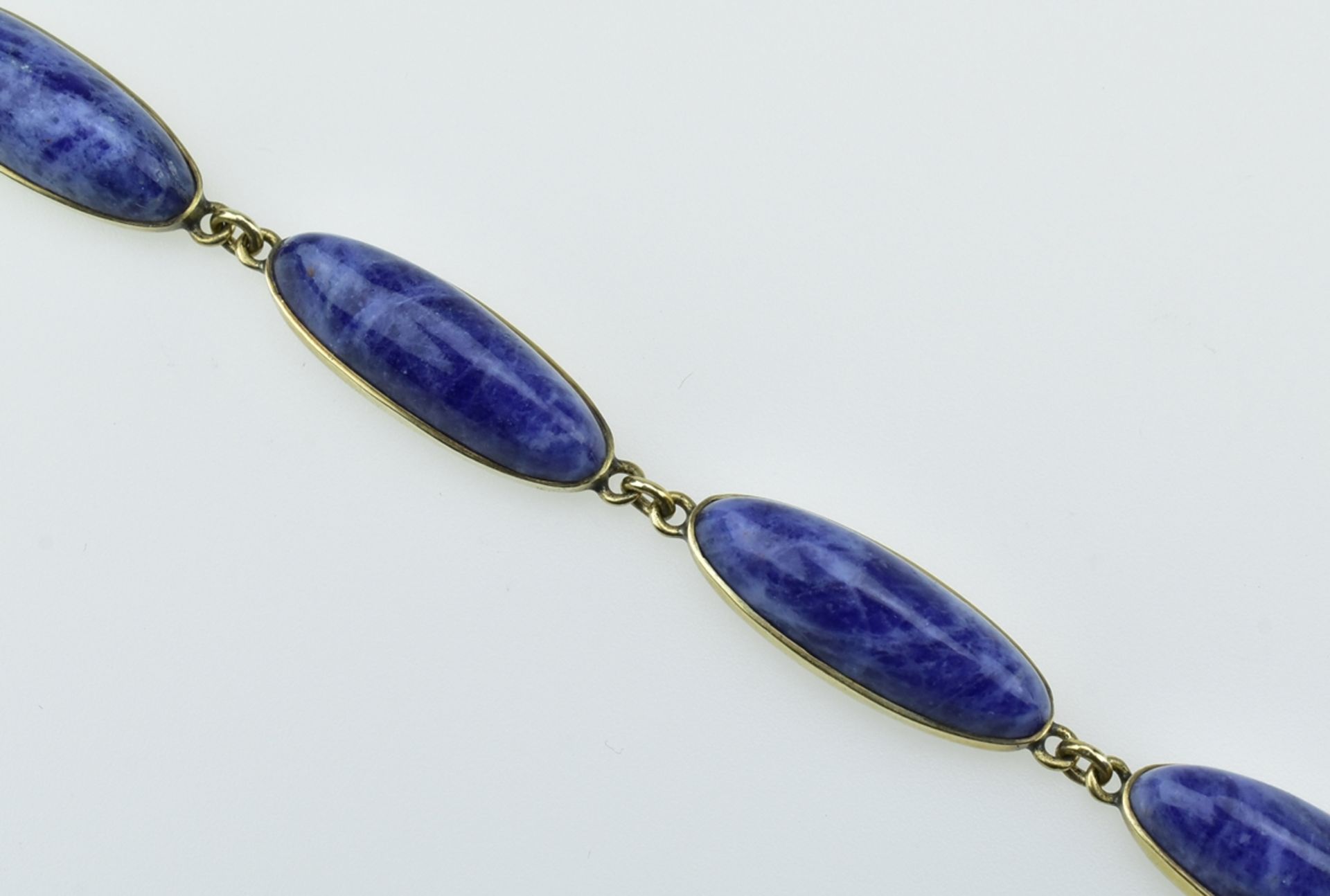 Lapislazuli-Armband. Sechs länglich geschliffene Steine in 9 ct. GG-Fassung. L 20 cm