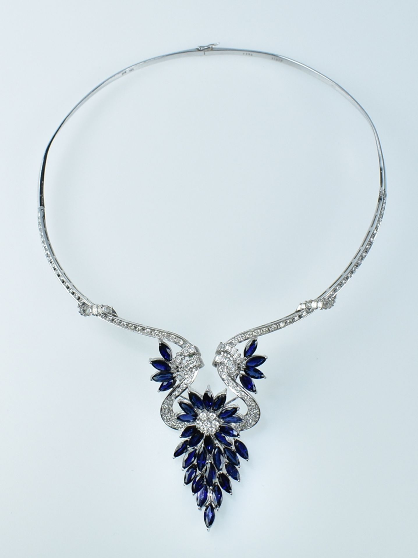 Elegantes Saphir-Diamantcollier. Mit Brillanten ausgefasste Halsspange. Mittelteil in floraler Gest - Bild 2 aus 2