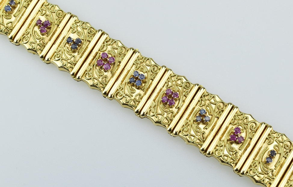 Goldenes Gliederarmband mit Rubinen und Saphiren. Zierbelötung. 18 ct. GG. L 19 cm. 53,5 g