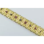 Goldenes Gliederarmband mit Rubinen und Saphiren. Zierbelötung. 18 ct. GG. L 19 cm. 53,5 g