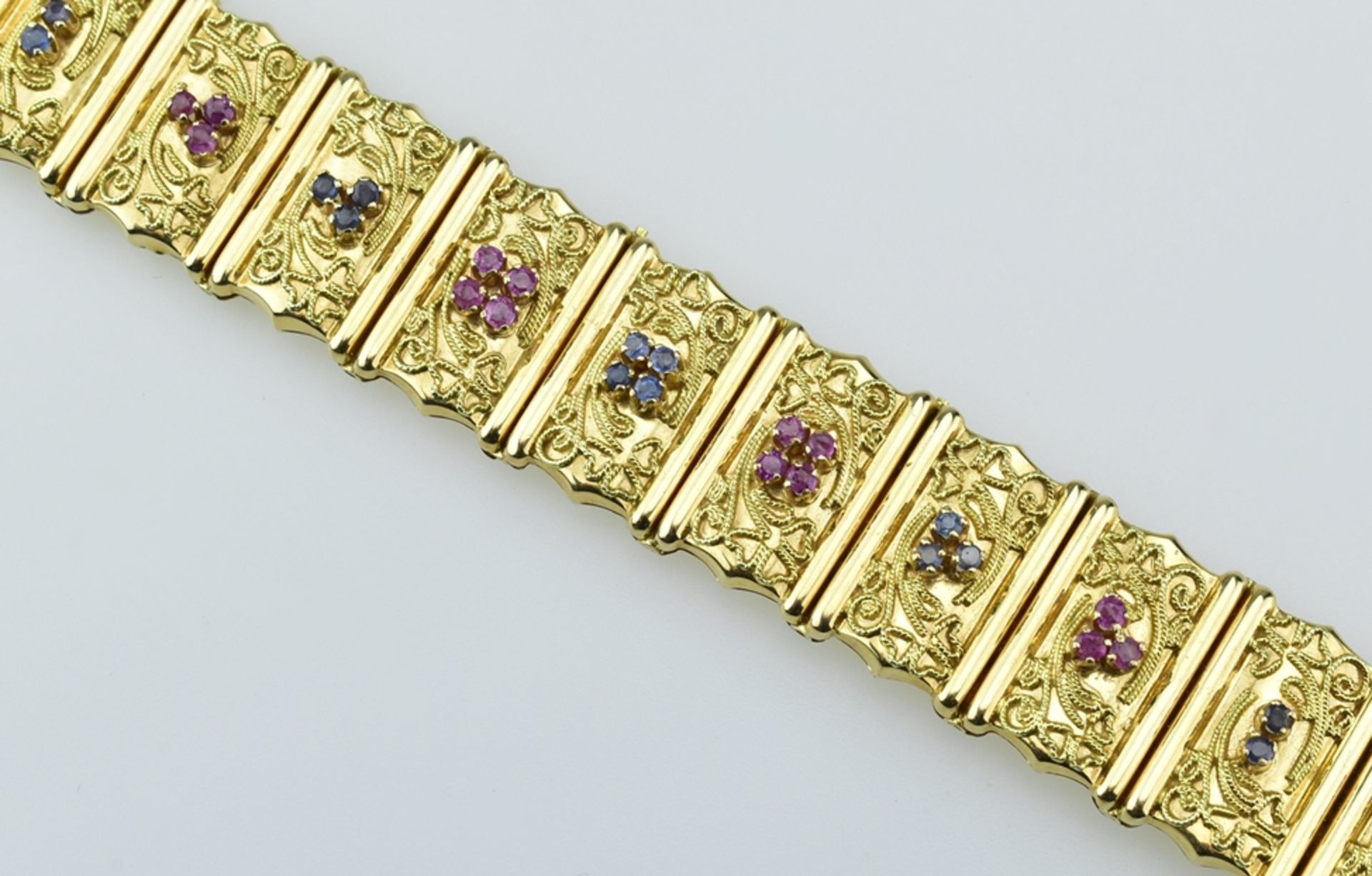 Goldenes Gliederarmband mit Rubinen und Saphiren. Zierbelötung. 18 ct. GG. L 19 cm. 53,5 g