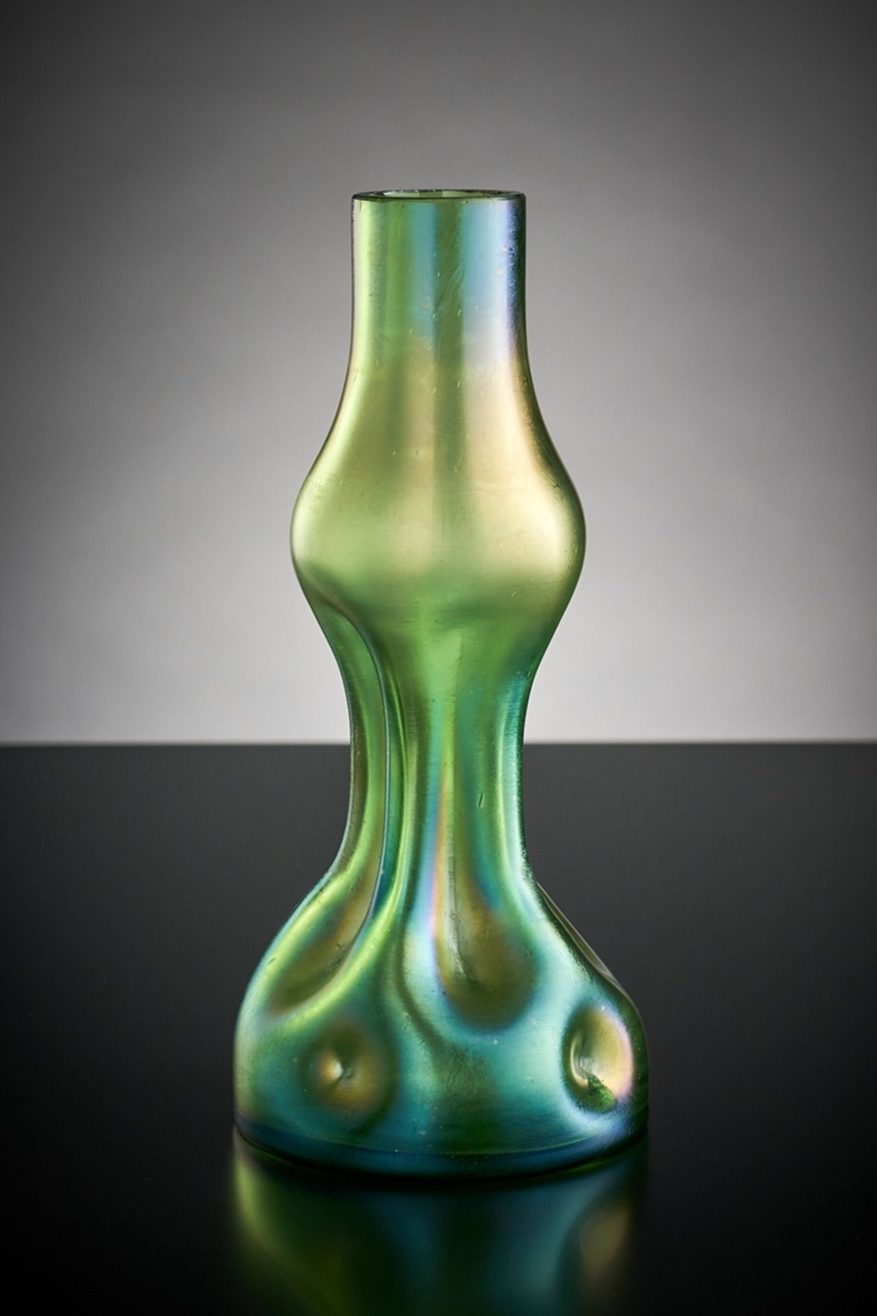 Vase.  Gedellter Korpus. Grün, matt irisiert. Wilh. Kralik, Eleonorenhain, um 1900. H 18 cm