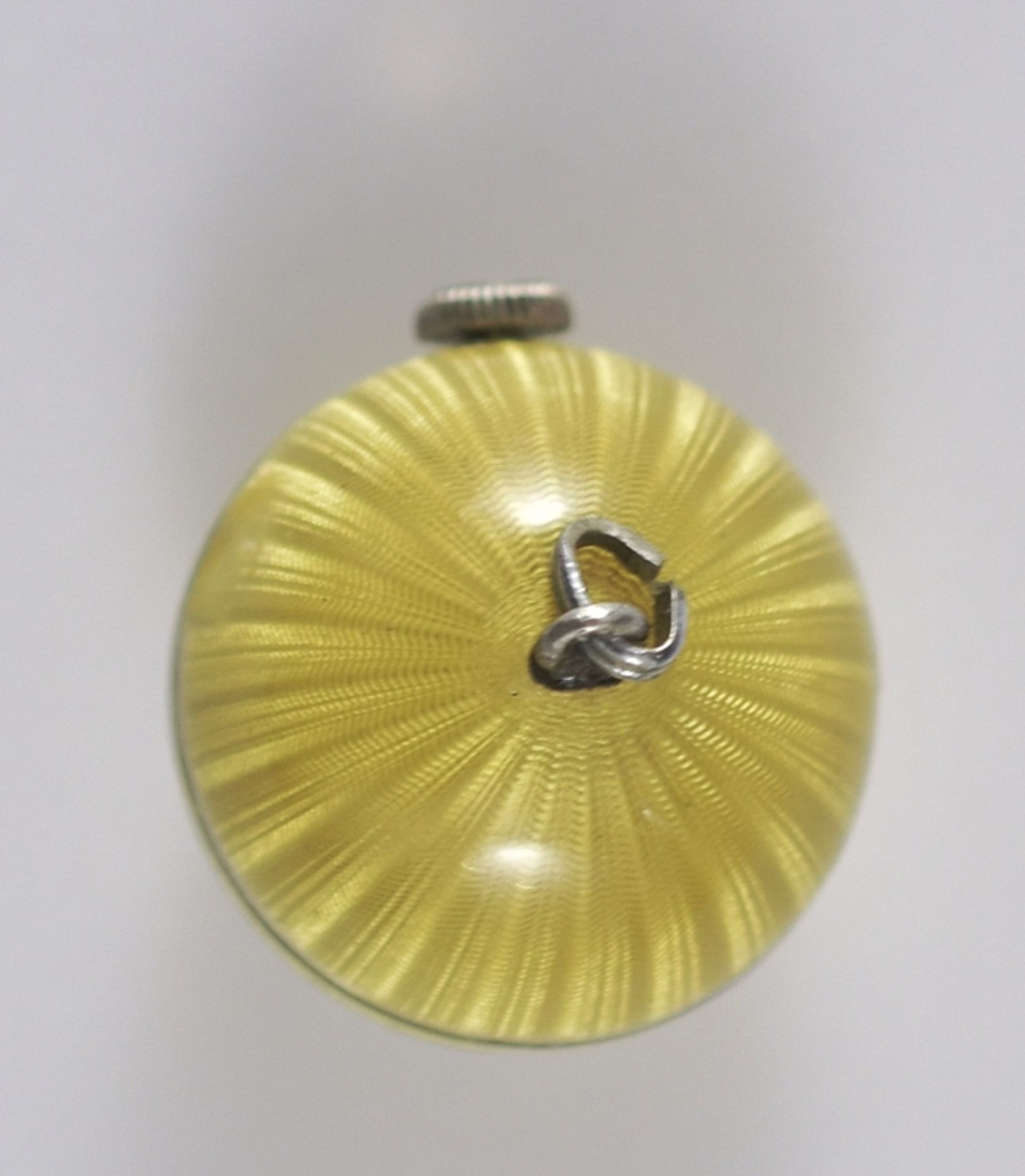 Seltene kleine Kugeluhr. Als Damenuhr zum Tragen an einer Halskette. Allseitig mit gelbem Transluz - Image 2 of 2
