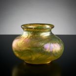 Bombierte Vase.  Silbergelbe Aufschmelzungen mit unregelmäßig verzogenem Dekor und Irisierung. Loet