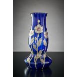 Vase. Kobaltblau mit Blumenbemalung in Silber- und Goldkonturen. Bayr. Wald, Anf. 20. Jh. H 25 cm