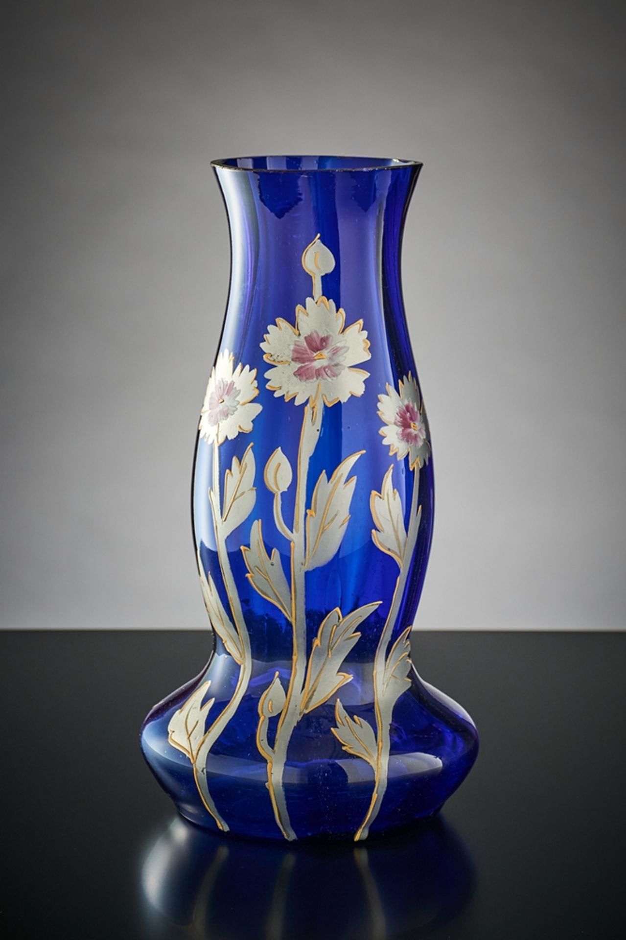 Vase. Kobaltblau mit Blumenbemalung in Silber- und Goldkonturen. Bayr. Wald, Anf. 20. Jh. H 25 cm