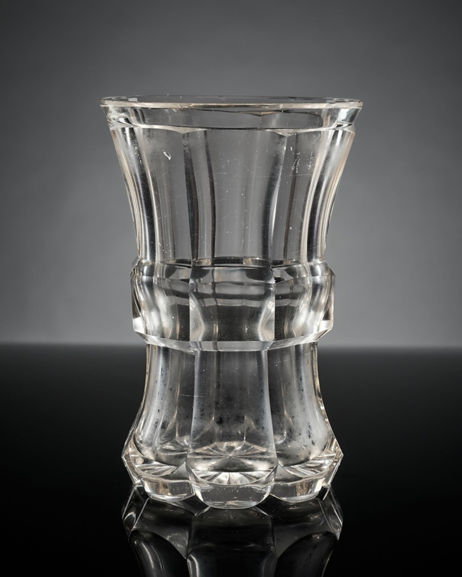 Facettierter Becher. Umlaufendes Band. Farbloses Glas. Böhmen, um 1840. H 14,5 cm