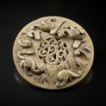 Pi-Scheibe.  Drachen im Relief und Reiskorn. Jade. China. Ø 16,5 cm