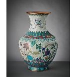 Große Cloisonné-Balustervase. Vögel, Blüten und buddhistische Geschenke auf hellem Fond. China, An