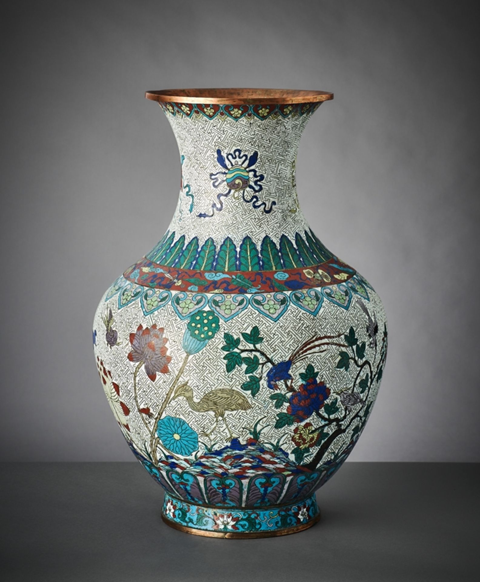 Große Cloisonné-Balustervase. Vögel, Blüten und buddhistische Geschenke auf hellem Fond. China, An