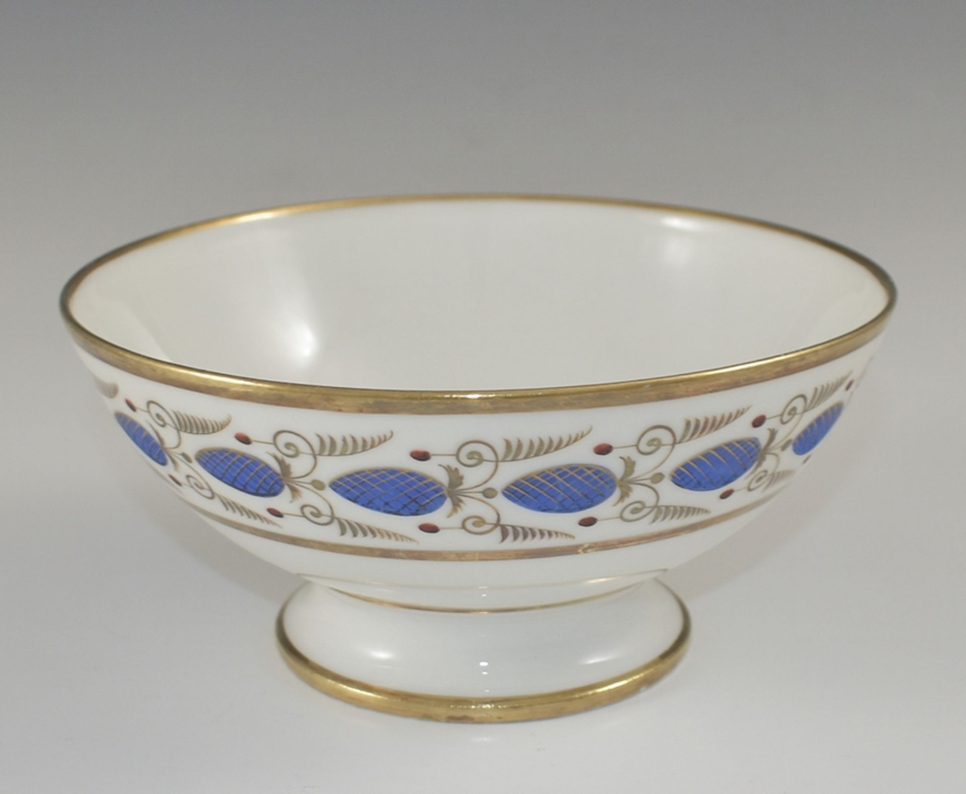 Empire-Spülkumme. Bordüre aus blauen Zapfen zwischen Goldbändern. Paris um 1810 Ø 19 cm