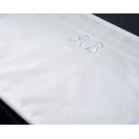 Großes glattes Tuch mit Monogramm A B. Feine glatte Baumwolle. An einem Schmalrand zwei große relie