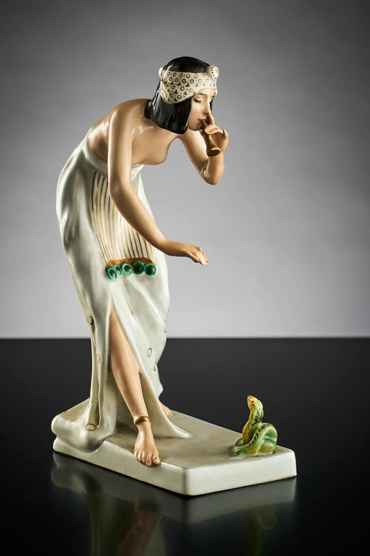 Schlangentänzerin.  Polychrom bemalte Figurine. Rosenthal Selb. Malersignatur Greiner. H 19,5 cm