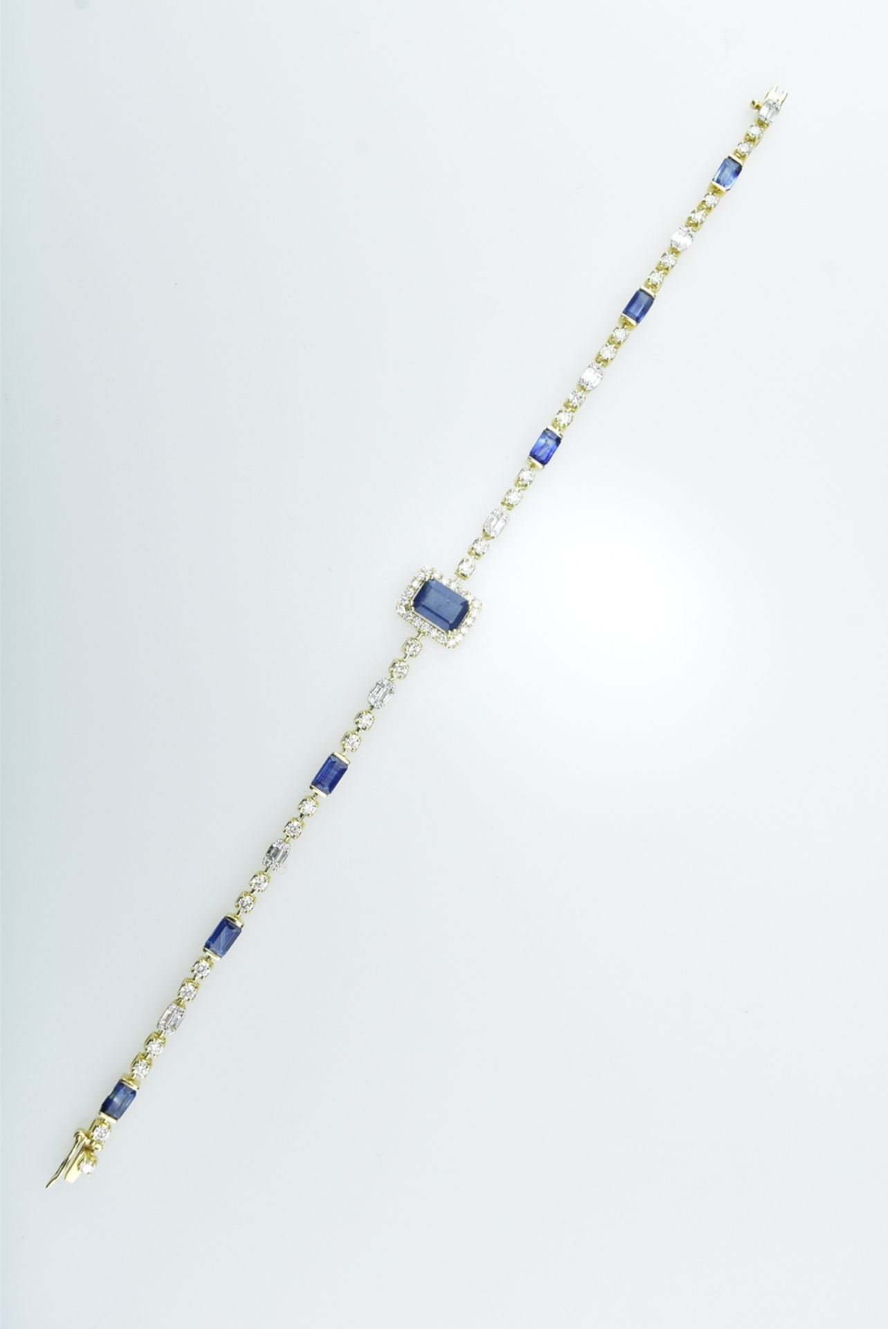 Feines Saphir-Brillantarmband. Blaue Saphire 2,5 ct. Diamantbaguetten und Brillanten von ca. 1,40 c