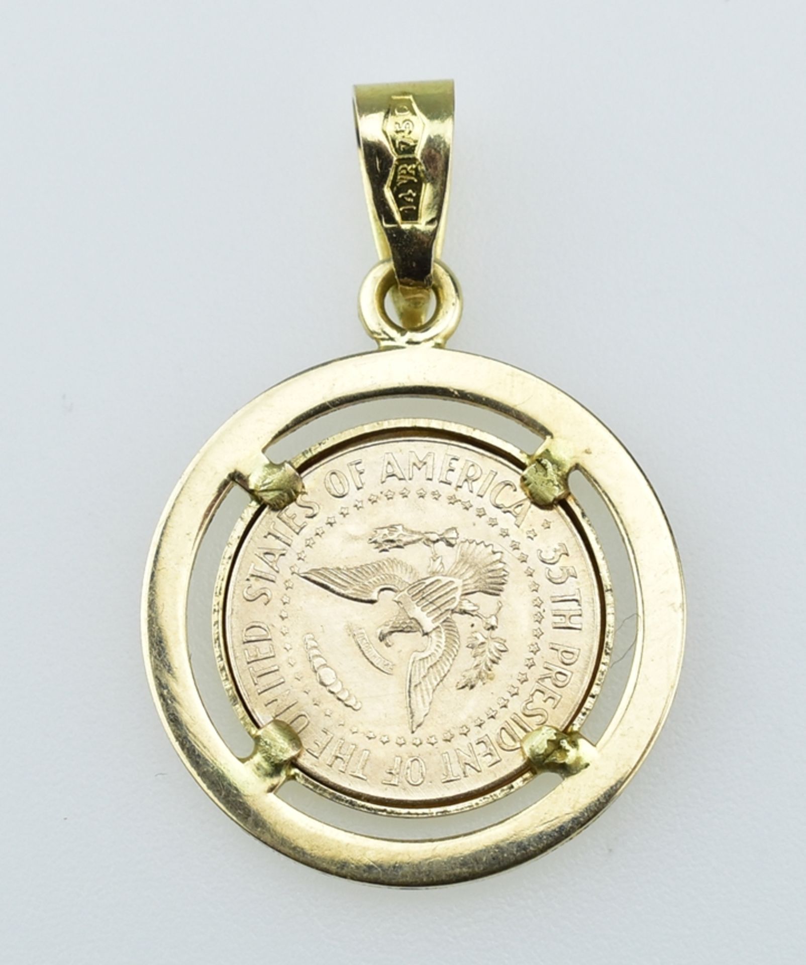 Kennedy-Anhänger. Portraitmedaille des 35. Präsidenten der USA. GG-Fassung 14 ct. H 2,8 cm. 2,8 g - Bild 2 aus 2