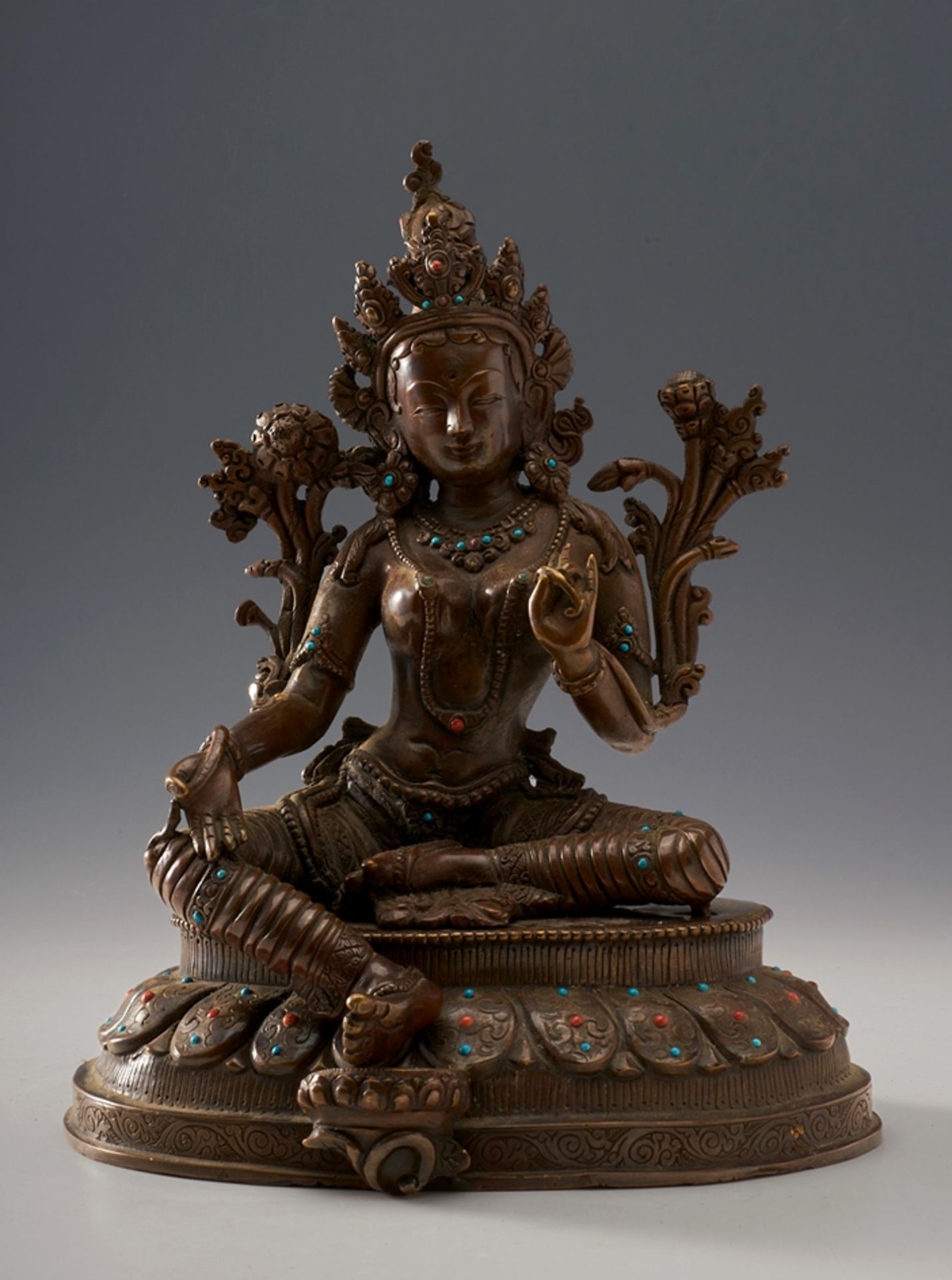 Tara. Lalita Asana. Auf separatem Lotossockel. Kupfer mit eingelegten Steinen. Tibet. H 26 cm