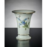 Vase. Tulpe und Vergisseinnicht. Blauer Schwertermarke Meissen. H 16 cm