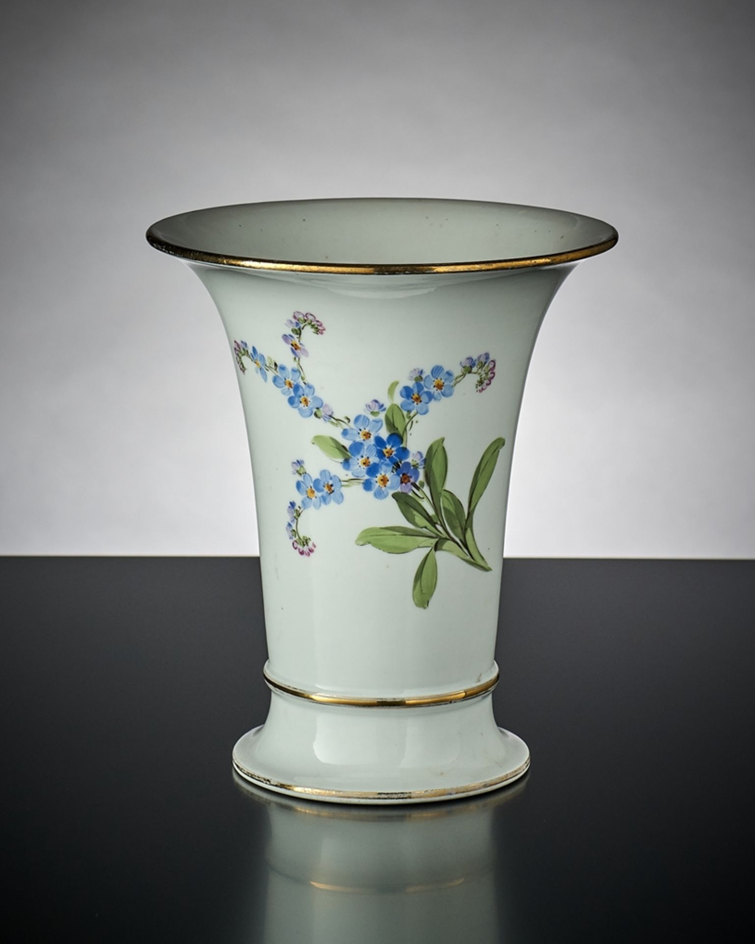 Vase. Tulpe und Vergisseinnicht. Blauer Schwertermarke Meissen. H 16 cm