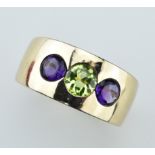 Breiter Bandring. Mittig facettierter Peridot flankiert von zwei Amethysten zus. 1,32 ct. 14 ct. R